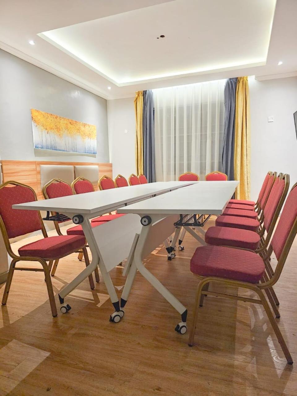 Raha Hotel & Suites Nairobi Buitenkant foto